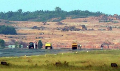  Sejumlah petugas sedang memperbaiki amblasnya aspal di landasan pesawat di Bandara Raja Haji Fisabilillah, Tanjungpinang, Kepri, Minggu (2/9)