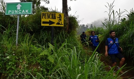 Sejumlah petugas melintas saat mencari pendaki yang hilang di Gunung Merbabu, jalur Thekelan, Getasan, Kabupaten Semarang, Jawa Tengah. 