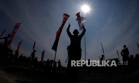 Sejumlah petugas Terminal Tirtonadi Solo berolahraga dan berjemur bersama saat kerja bakti lantai 2 terminal setempat, Solo, Jawa Tengah, Jumat (6/8/2021). Kegiatan olahraga sambil berjemur di bawah sinar matahari pagi tersebut sebagai salah satu upaya untuk menjaga kesehatan petugas terminal setempat selama pandemi virus COVID-19.