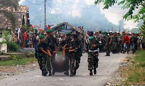  Sejumlah petugas TNI mengevakuasi korban bentrok antar warga di lokasi kejadian Desa Sidoreno Kecamatan Waypanji, Lampung Selatan, Ahad (28/10).