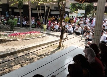 Sejumlah peziarah berdoa di depan makam KH Abdurrahman Wahid atau Gus Dur di pemakakam Ponpes Tebu Ireng, di Desa Cukir, Kec. Diwek, Jombang, Jawa Timur.