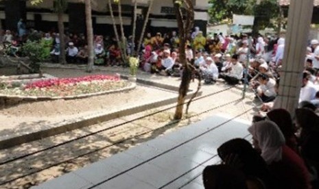 Sejumlah peziarah berdoa di depan makam KH Abdurrahman Wahid atau Gus Dur di pemakakam Ponpes Tebu Ireng, di Desa Cukir, Kec. Diwek, Jombang, Jawa Timur.