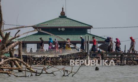 Sejumlah peziarah berjalan menuju makam Simbah Kiai Abdullah Mudzakkir yang dijuluki  Makam Terapung di pesisir Desa Bedono, Sayung, Demak, Jawa Tengah, Kamis (20/5).  Peziarah yang datang dari dalam maupun luar Kabupaten Demak memanfaatkan tradisi Syawalan atau tujuh hari setelah Hari Raya Idul Fitri dengan berwisata religi di makam kiai penyebar agama Islam pada sekitar 1900-1950 di daerah setempat. 