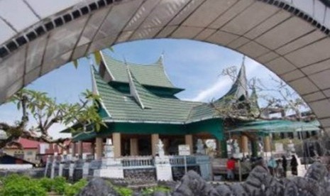 Sejumlah peziarah mengunjungi kompleks Makam Syekh Burhanuddin di Ulakan, Kabupaten Padangpariaman, Sumbar.