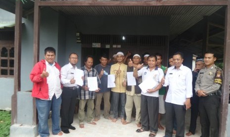 Sejumlah pihak antara lain Pemangku Adat Suku Dayak setempat, pihak desa serta komunitas mualaf Desa Tebedak, Kecamatan Ngabang Kabupaten Landak, Rumah Infaq, LazisMU Kalbar, Ketua DPD Muhammadiyah Landak berfoto bersama usai musyawarah.