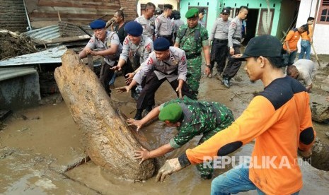 Sejumlah pihak membantu penanganan pascabanjir bandang yang menerjang Padang Sidimpuan, Sumut, Ahad (27/3) malam. 