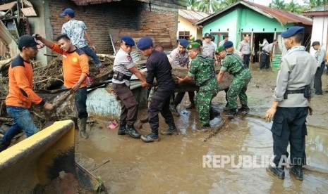 Sejumlah pihak membantu penanganan pascabanjir bandang yang menerjang Padang Sidimpuan, Sumut, Ahad (27/3) malam. 