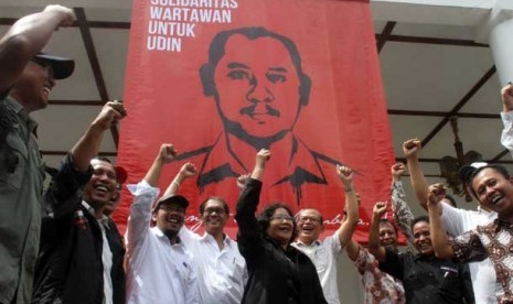 Sejumlah pimpinan redaksi dan wartawan melakukan orasi pada aksi solidaritas untuk wartawan Udin di halaman DPRD DIY, Selasa (13/8).