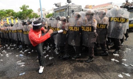 Sejumlah Polisi anti huru hara terlibat bentrok dengan demonstran ketika digelar simulasi operasi mantap brata pengamanan pemilu 2014 di Kawasan Megamas, Manado, Sulawesi Utara, Kamis (20/2).