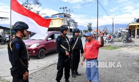 Sejumlah polisi berbincang dengan warga saat patroli keamanan di Kota Wamena, Kabupaten Jayawijaya, Papua, Sabtu (12/10/2019). 