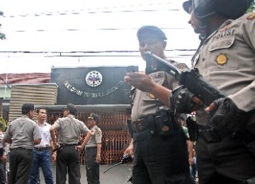 Sejumlah polisi berjaga jaga di depan SMAN 6 paska bentrokan siswa SMAN 6 dengan wartawan di depan SMAN 6, Bulungan, Jakarta Selatan, Senin (19/9).