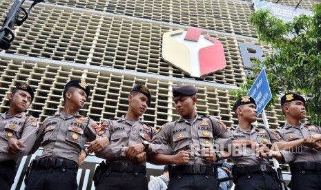 Sejumlah polisi berjaga saat unjuk rasa menuntut diusutnya dugaan kecurangan Pemilu 2019 berlangsung di Kantor Bawaslu RI, Jakarta, Kamis (9/5/2019).