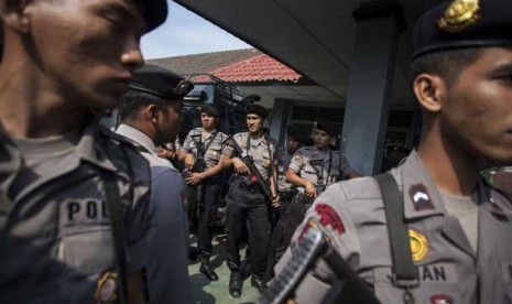 Sejumlah Polisi bersenjata lengkap bersiagasetelah terjadi penyerbuan di Lapas 2B Cebongan, Sleman, Yogyakarta, Sabtu (23/3).