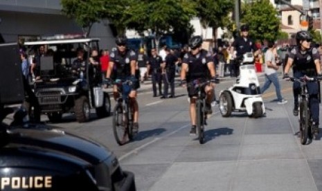 Sejumlah polisi Kota Los Angeles tengah berpatroli