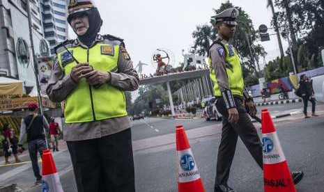 Sejumlah Polisi lalu-lintas melakukan penjagaan saat dilakukan penutupan jalan di kawasan Gelora Bung Karno (GBK), Senayan, Jakarta, Sabtu (18/8).