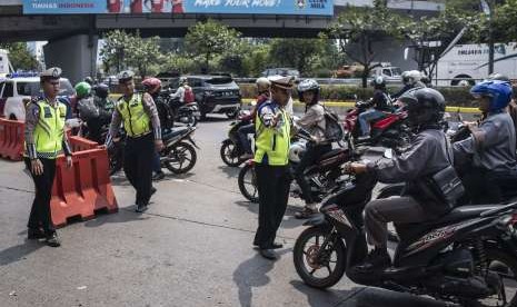 Sejumlah Polisi lalu-lintas mengatur arus lalu-lintas saat dilakukan penutupan jalan di kawasan Gelora Bung Karno (GBK), Senayan, Jakarta, Sabtu (18/8).