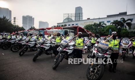 Sejumlah Polisi Lalu Lintas Wanita mengikuti apel Gelar Pasukan Operasi Ketupat Jaya 2021 di Polda Metro Jaya, Jakarta, Rabu (5/5/2021). Operasi tersebut akan dilaksanakan pada 6-17 Mei 2021 yang bertujuan untuk menciptakan suasana kondusif, aman, dan tertib pada perayaan Idul Fitri 1442 Hijriah di masa pandemi COVID-19. 