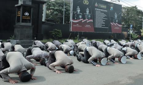 Sejumlah polisi melakukan aksi sujud massal usai apel pagi di halaman Polresta Malang, Jawa Timur, Senin (10/10/2022). Aksi tersebut dilakukan sebagai bentuk permohonan maaf kepada Tuhan serta Aremania yang menjadi korban tragedi Kanjuruhan sekaligus berharap agar hubungan warga Malang dan pihak kepolisian kembali terjalin dengan baik. 