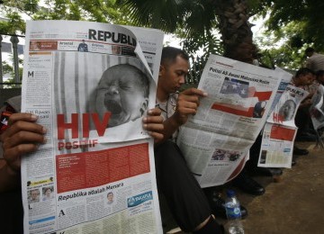 Sejumlah polisi membaca Harian Republika yang tampil dengan desain terbaru di Bundaran Hotel Indonesia, Jakarta Pusat, Senin (20/2). (Republika/Aditya Pradana Putra)