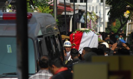 Sejumlah polisi membawa peti jenazah Briptu Fandi Setio Nugroho saat prosesi pemakaman di Ngembik, Magelang, Jawa Tengah, Kamis (10/5). Briptu Fandi merupakan salah satu dari lima anggota polisi korban kerusuhan Mako Brimob, Depok, Jawa Barat. 