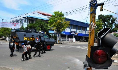  Sejumlah polisi memblokade akses menuju Kantor Walikota Palopo saat terjadi kerusuhan di Palopo, Sulawesi Selatan, Ahad (31/3). 