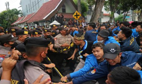 Sejumlah polisi memblokade jalan masuk ke Gedung DPR Kabupaten Jombang saat mahasiswa yang tergabung dalam Pergerakan Mahasiswa Islam Indonesia (PMII) berusaha masuk di Jombang, Jawa Timur, Selasa (6/9/2022). Unjuk rasa menolak kenaikan harga bahan bakar minyak (BBM) itu berlangsung ricuh, karena mahasiswa memaksa masuk ke gedung dewan untuk bertemu wakil rakyat. 