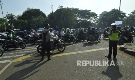  Sejumlah polisi mengatur rekayasa lalu lintas di Simpang Pancoran, Jakarta Selatan, Senin (7/8).