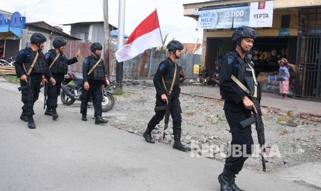 Sejumlah polisi menyapa warga saat patroli keamanan di Kota Wamena, Kabupaten Jayawijaya, Papua, Sabtu (12/10/2019).