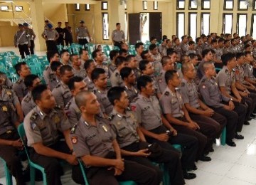 Sejumlah 'polisi nakal' yang terlibat dalam kasus narkoba mendengarkan arahan dari Kapolda Aceh, Irjen Pol Iskandar Hasan, di Mapolda Aceh, Selasa (13/12). 