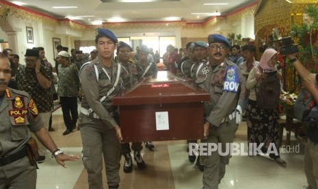 Sejumlah Polisi Pamong Praja menggotong peti jenazah salah satu korban kerusuhan Wamena, yang telah tiba di Bandara International Minangkabau (BIM), Kabupaten Padang Pariaman, Sumatera Barat, Kamis (26/9/2019). 