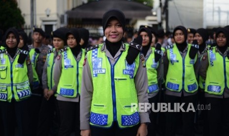 Sejumlah Polisi Wanita mengamankan sidang lanjutan Calon Gubernur DKI Jakarta nomor urut 2 yang juga tersangka dugaan kasus penistaan agama Basuki Tjahaja Purnama di Pengadilan Negeri Jakarta Utara, Selasa (20/12).