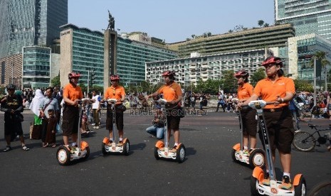  Sejumlah Polisi Wanita (Polwan) berpatroli dengan menggunakan segway di area Car Free Day (CFD) Thamrin, Jakarta, Ahad (13/9).  (Republika/Raisan Al Farisi)