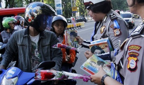 Sejumlah Polisi Wanita (Polwan) membagikan bunga (Ilustrasi)