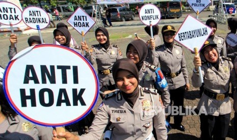 Sejumlah polisi wanita (polwan) membawa poster saat Deklarasi Anti Hoax / Ilustrasi 