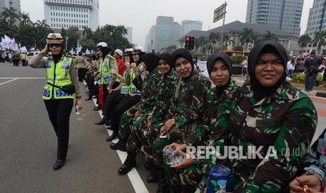  Sejumlah polwan dan Anggota TNI berhijab mengamankan Shalat Jumat saat aksi di Bundaran Patung Kuda, Jakarta, Jumat (4/11).