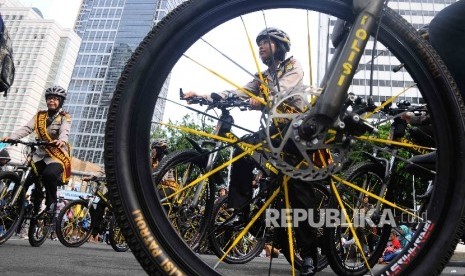 Sejumlah polwan dari Sabhara Polda Metro Jaya melakukan patroli bersepeda pada hari bebas kendaraan bermotor (HBKB) di Kawasan Bundaran HI Jakarta, Ahad (15/1). 