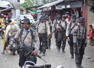 Sejumlah Porsonel kepolisian Mimika berjaga-jaga.