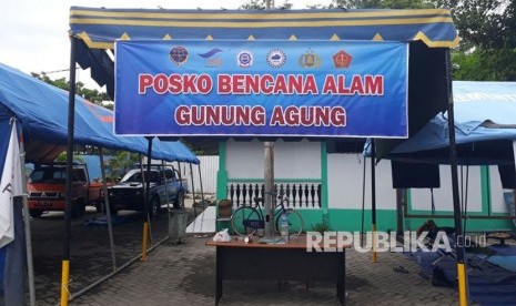 Sejumlah posko pendataan pengungsi erupsi Gunung Agung didirikan Pelabuhan Lembar, Lombok Barat, NTB, mulai dari Dinas Sosial NTB, Polres Lombok Tengah, dan BPBD NTB.