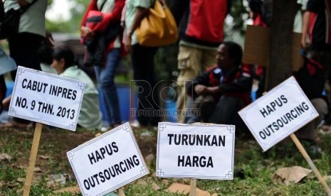   Sejumlah poster berisi tuntutan buruh saat unjuk rasa gabungan dari Federasi Serikat Pekerja Metal Indonesia (FSPMI), Asosiasi Pekerja Indonesia (Aspek), Konfederasi Serikat Pekerja Indonesia (KSPI), dan organisasi buruh lainnya di Kawasan Industri Pulog