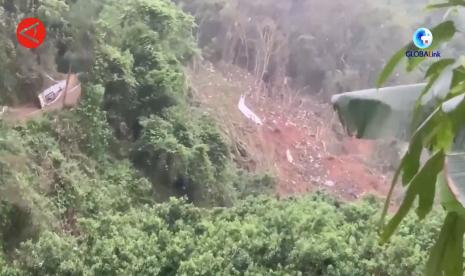 Sejumlah potongan puing pesawat penumpang China Eastern Airlines ditemukan di Daerah Otonom Etnis Zhuang Guangxi, China selatan.