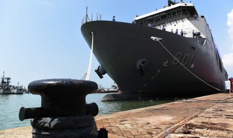 Sejumlah prajurit Angkatan Laut Filipina berada di atas kapal jenis Strategic Sealift Vessel BRP TARLAC (LD-601) saat pelepasan ekspor perdana kapal perang tersebut di Dermaga Divisi Kapal Niaga, Pelabuhan Tanjung Perak, Surabaya, Jawa Timur, Minggu (8/5).