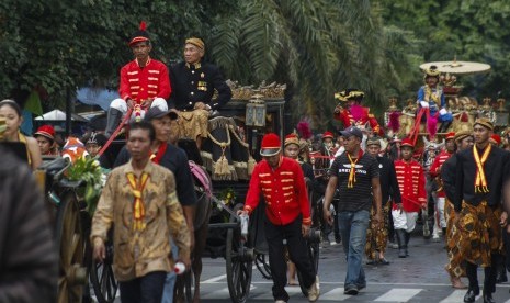 Sejumlah prajurit dan kerabat keraton mengikuti Kirab Agung Keraton Kasunanan Surakarta Hadiningrat di Solo Jawa Tengah, Senin (1/4/2019).