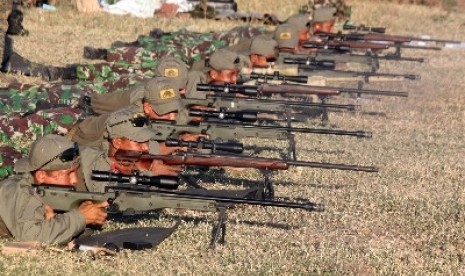 Sejumlah prajurit Intai Amfibi Korps Marinir TNI AL menembak sniper di Pusat Latihan Tempur Korps Marinir Baluran, Karangtekok, Situbondo, Jatim.