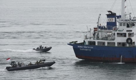 Sejumlah prajurit Kopaska bagian dari Satgas Trilateral Maritim Patrol (TMP) Indomalphi melakukan penyergapan untuk menguasai kapal Motor Bunga Teratai yang dibajak oleh kelompok bersenjata saat demonstrasi peluncuran TMP Indomalphi di Perairan Tarakan, Tarakan, Kalimantan Utara, Senin (19/6).