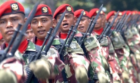 Sejumlah prajurit Kopassus mengikuti defile di upacara HUT ke-69 TNI di Dermaga Ujung, Koarmatim, Surabaya, Selasa (7/10).