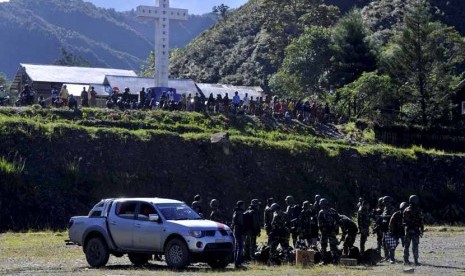  Sejumlah prajurit Kopassus TNI AD mendarat di Bandara Mulia, Kabupaten Puncak Jaya, Papua, Senin (12/11).  (Antara/Andika Wahyu)