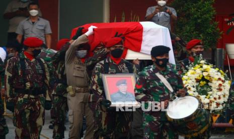 Sejumlah prajurit Kopasus mengusung jenazah Kabinda Papua Mayjen Anumerta I Gusti Putu Danny saat Upacara Pengantar Jenazah setibanya di Terminal Cargo Bandara Soekarno Hatta, Tangerang, Banten, Senin (26/4/2021). Kabinda Papua gugur dalam kontak senjata yang terjadi akibat Kelompok Separatis dan Teroris (KST) Papua melakukan penghadangan dan penyerangan terhadap rombongan Kabinda Papua. 