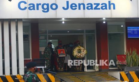 Sejumlah prajurit Kopasus mengusung jenazah Kabinda Papua Mayjen Anumerta I Gusti Putu Danny saat Upacara Pengantar Jenazah setibanya di Terminal Cargo Bandara Soekarno Hatta, Tangerang, Banten, Senin (26/4/2021). Kabinda Papua gugur dalam kontak tembak yang terjadi akibat Kelompok Separatis dan Teroris (KST) Papua melakukan penghadangan dan penyerangan terhadap rombongan Kabinda Papua. 