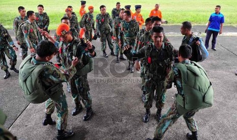  Sejumlah prajurit Korpaskhas TNI Angkatan Udara melakukan pengecekan sebelum melakukan penerjunan saat acara peringatan HUT TNI AU ke-67 di Lanud Halim Perdanakusumah, Jakarta Timur, Selasa (9/4).  (Republika/Edwin Dwi Putranto)