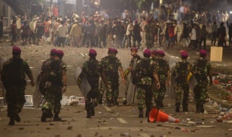 Sejumlah prajurit Korps Marinir TNI AL berjalan mendatangi massa aksi 22 Mei di Jalan Brigjen Katamso, Jakarta, Rabu (22/5/2019). 